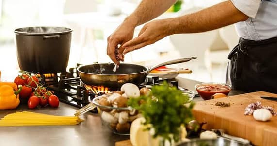 ہمیں ایک پروفیشنل کوک چاہیے جو چائنیز پاکستانی سب کھانے جانتا ہو