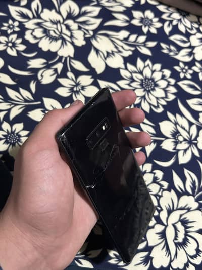 Back our screen dono  tot gayi hai