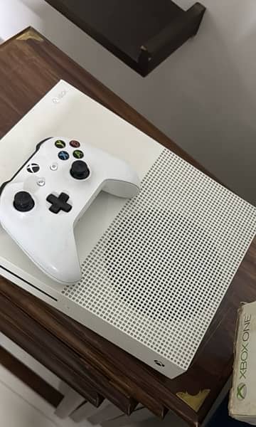 Xbox One S 1Tb white with 1 controller