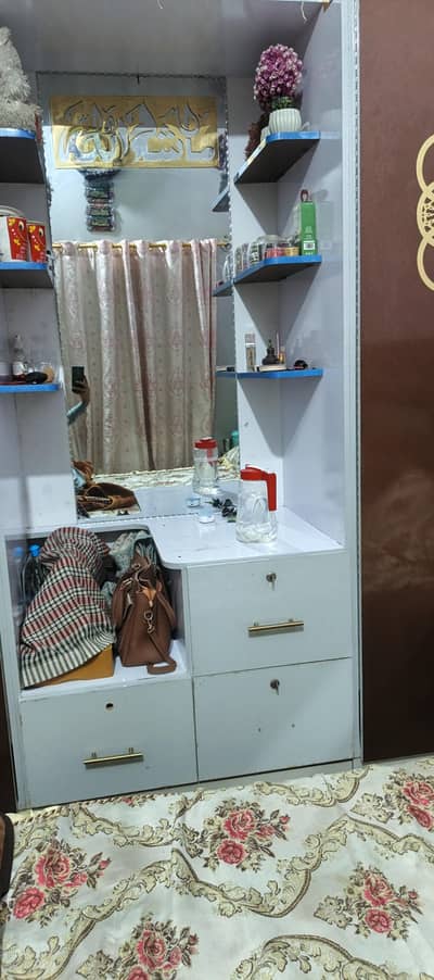 Bedroom Furniture Set – Excellent Condition)