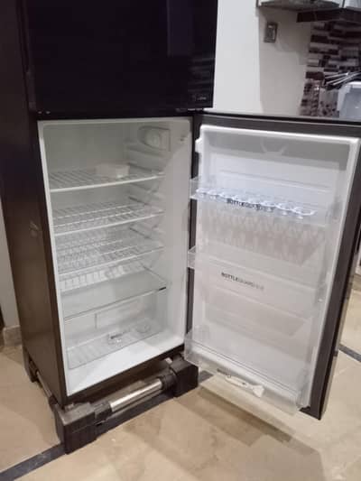 Haier fridge HRF-276
