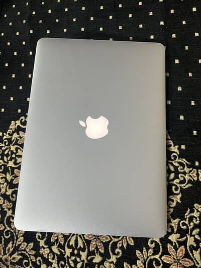 Mac book 2015 for sale (clean condition)