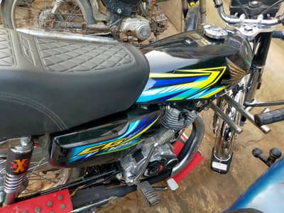 26 ماڈل 125 کے ٹینکی ٹاپے