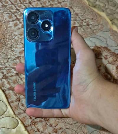 Tecno spark 10c 4+4 ram hai 128 gb hai box or cherger hai