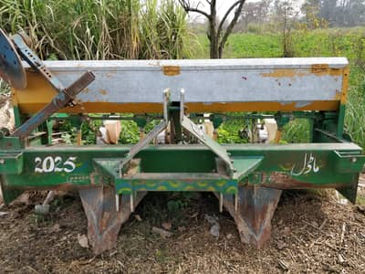 makei planter for sale urgent good price 03044428134