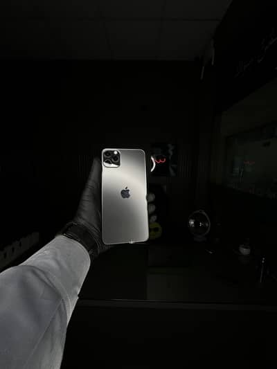 iPhone 11 Pro max  64GB - Sim Locked (JV) - 9/10 Condition