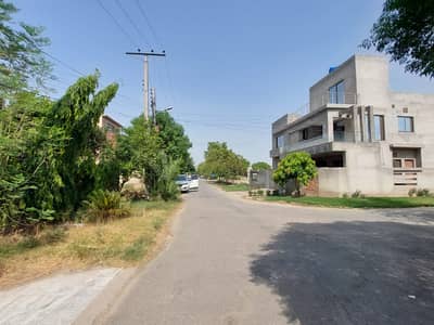 19 Marla Best Location For Built Home Near Park Mosque Market And Main College Road Approach Plot For Sale