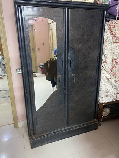 Lohay ki Almari Mote lauhay se bani wi