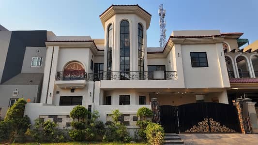 Prime Location Formanites Housing Scheme - Block N House Sized 10 Marla Is Available