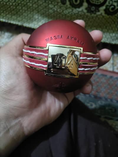 j. 414 wasim akram with box (Junaid Jamshed)