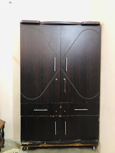 al ok almari ha buss jaga Kam ha is liya sale kar Raha hai