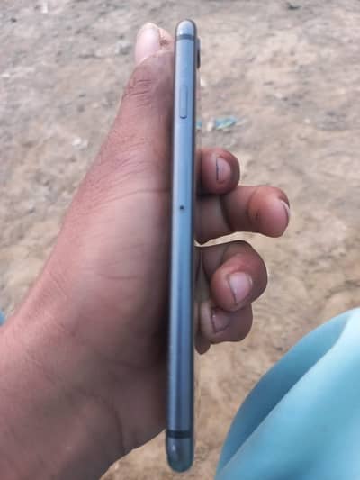 iPhone 8 hy 64 gb nukar say brack or naychay wala speaker nhi chalta