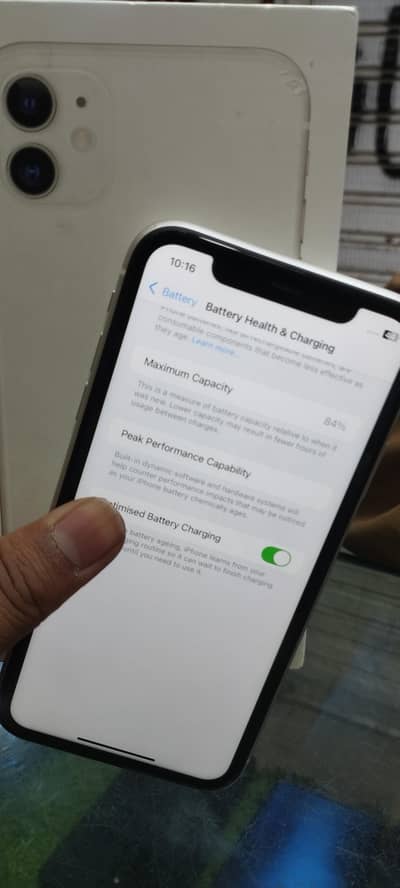 iphone 11 j. v 64 gb  84% battery