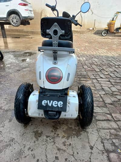 Three Wheeler Scooty 100%