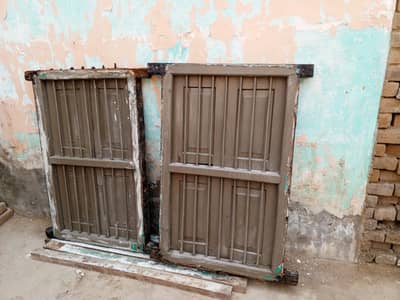 پرانی مظبوط کھڑکیاں برائے فروخت۔