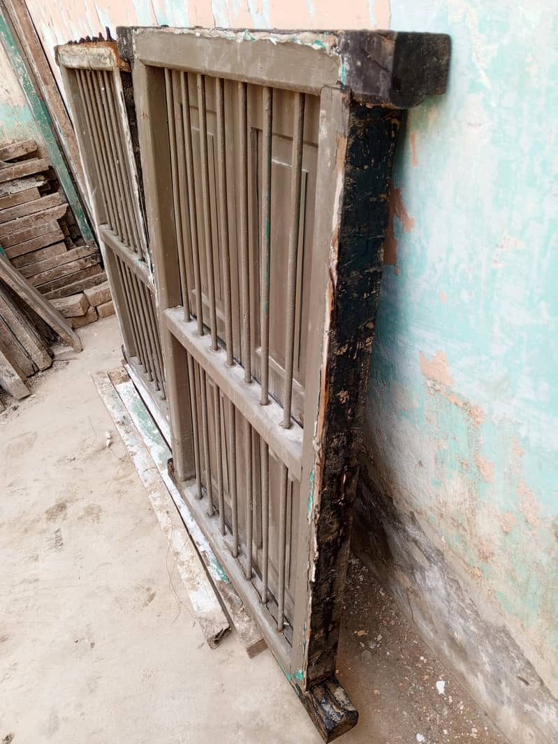 پرانی مظبوط کھڑکیاں برائے فروخت۔ 2