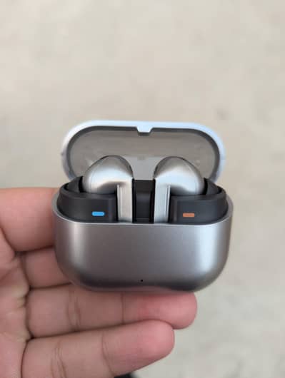 Samsung Buds 3 pro earbuds
