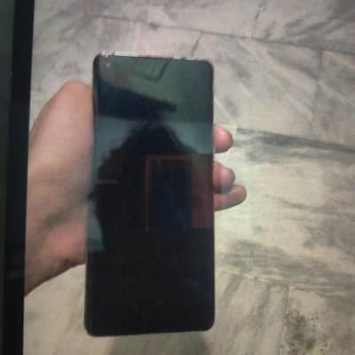 one plus 8 no lin no shaed no pnael chgn all okay phone hna cnadsn dek