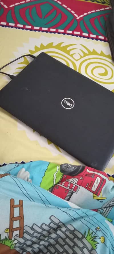 Dell Inspiron 15 3000 laptop sale ke liye available hai.