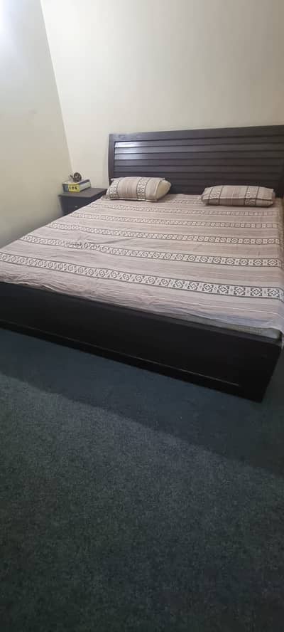 Queen size bed + dressing + side tables