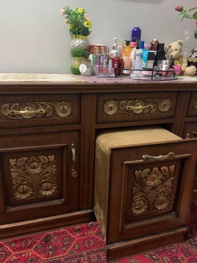 Beautiful Dressing Table for Sale (Excellent Condition)"