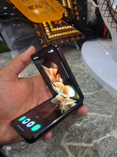 mujy samsung z flip mobile chahya 60 ya 65 ke rang ma pta approved