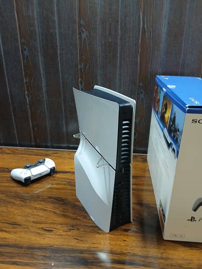 Plastation. 5 gaming consoul