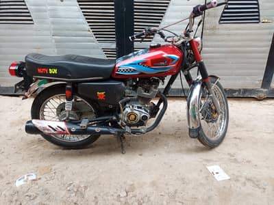 honda125 2015model  lush condition ph no 0313490.788. 5
