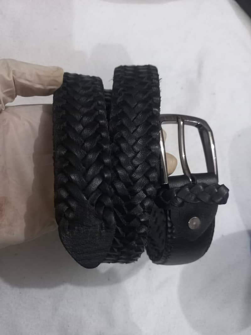 بیلٹ اس پائیدار مواد سے بنی  ہے، جس میں ونٹیج بوہیمین ہینڈ. ڈیزائن ہے 11