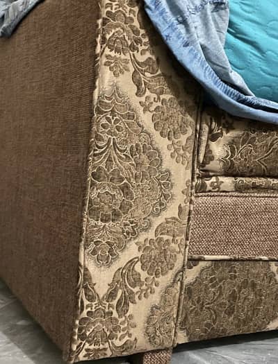 5 seater Sofa Set with cushions.