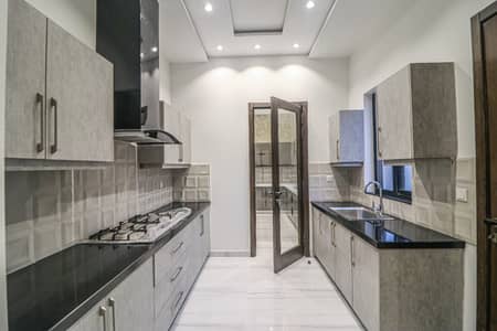 10 MARLA MODERN DESIGN VILLA NEAR WATEEN CHOWK
