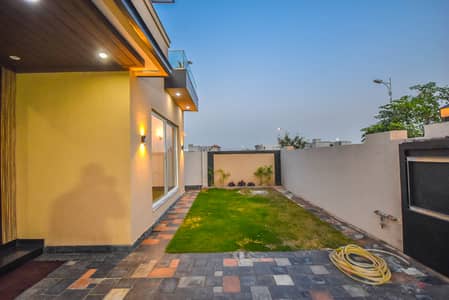 10 MARLA MASTER PIECE OF BEAUTY VILLA FOR SALE