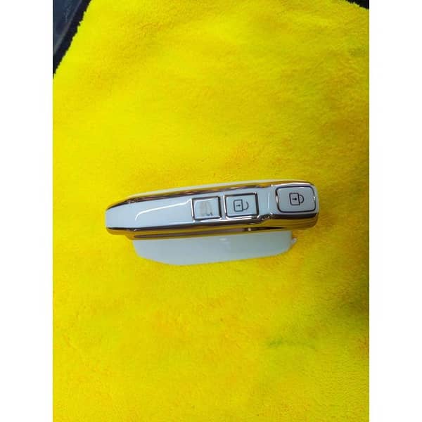 Kia Sportage Alpha soft-touch TPU remote key cover, glossy white