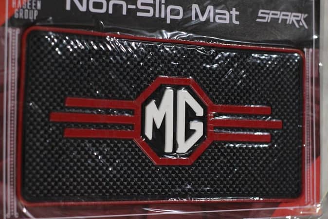MG Non-Slip Dash Mat