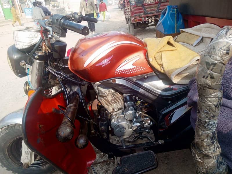 ٹینکی لیک ہے اس کی جگہ پر 10 لیٹر والی کین لگی ہے 4