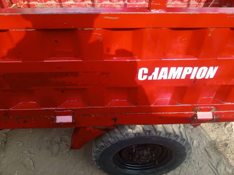 ٹینکی لیک ہے اس کی جگہ پر 10 لیٹر والی کین لگی ہے 5