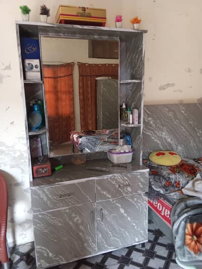 ek bed ek singhar ek almari ek mattress