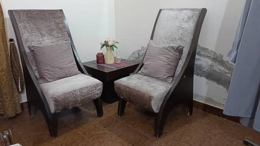 Chairs n centre table