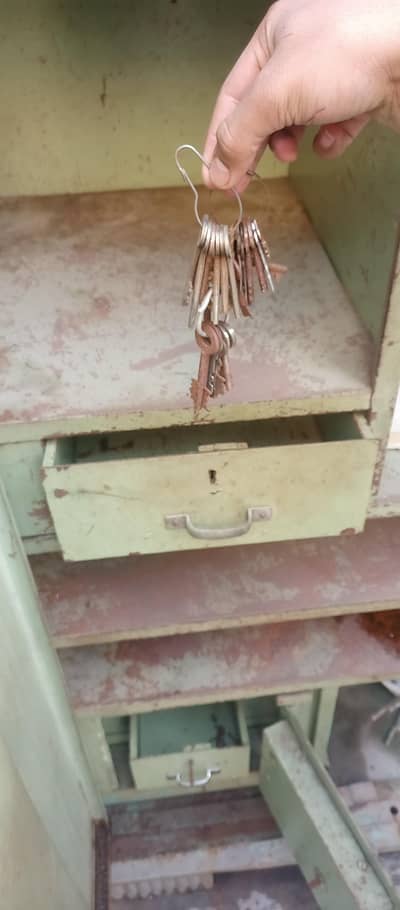 Lohay ki Almari hn. . . urgent sale hn