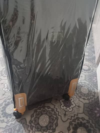 want to sale 2 luggage   bags 1 is black and other is navy blue