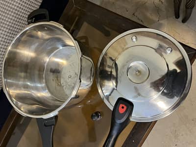 Imported pressure cooker amlost new