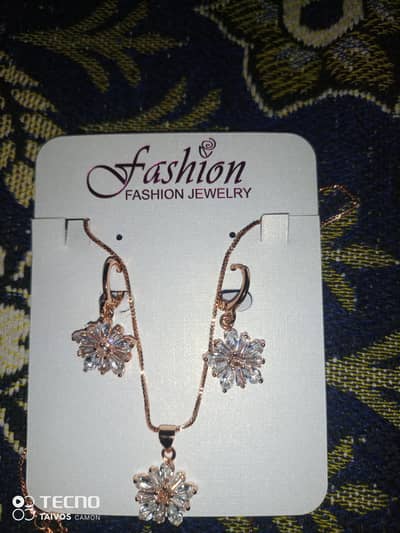 A necklace and earings