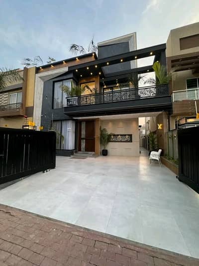 10 Marla Luxury House is Available for Rent in Bahria Town Lahore