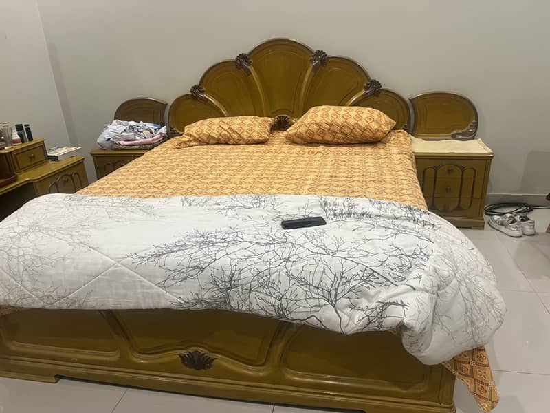 Bed set with dressing table & side table 0
