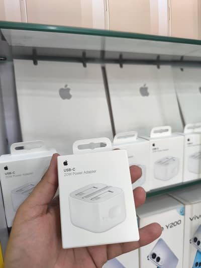 DUBAI APPLE STORE ADOPTER