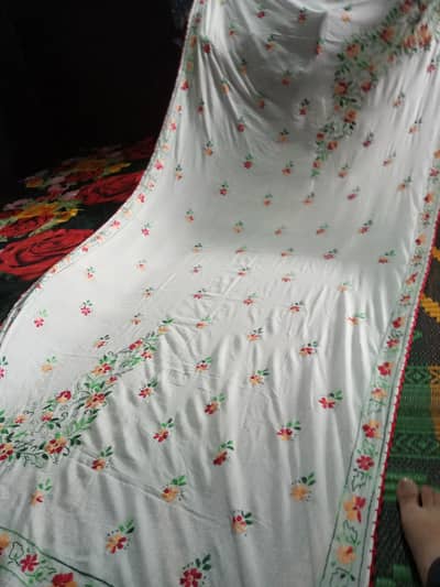 خوبصورت ہاتھ کی کڑھائی والی چادر – نرم، نفیس اور آرام دہ