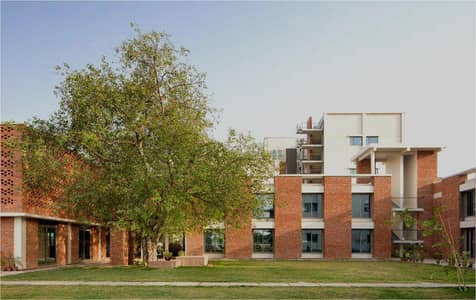 105,000 sqft Big College, University Building Park Road chak shehzad available