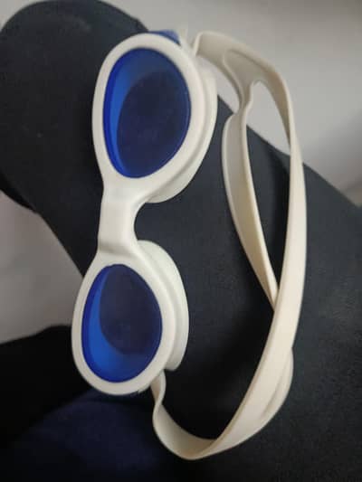 Swimming goggles