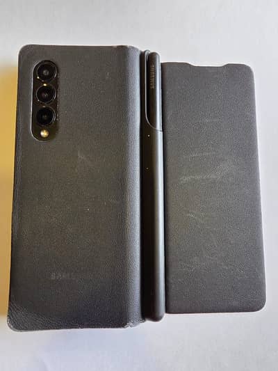 Single hand used brand new condition. Z Fold 3