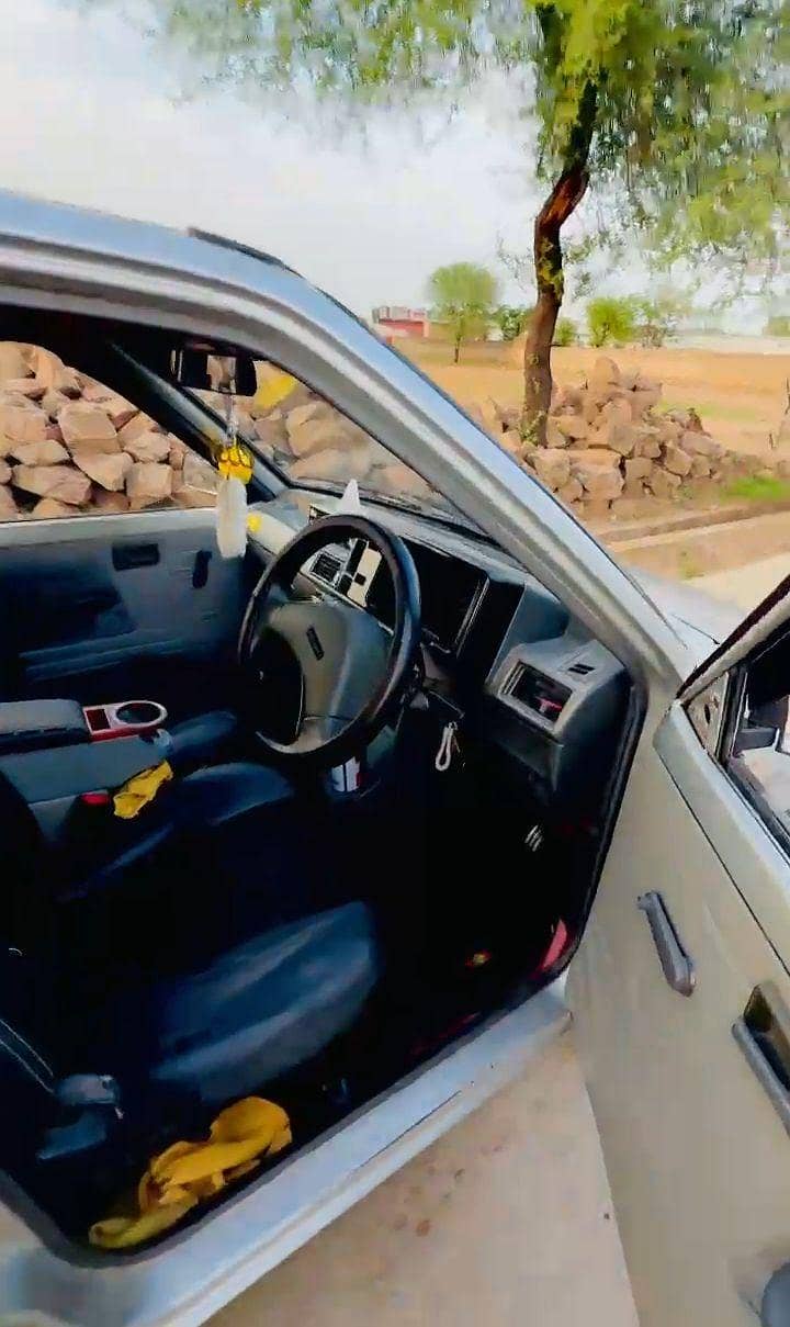 بائ 10 گاڑی کی    کنڈیشن اوکے کوئی کام نہیں ہے بیچ میں بالکل ہر چیز سے 0